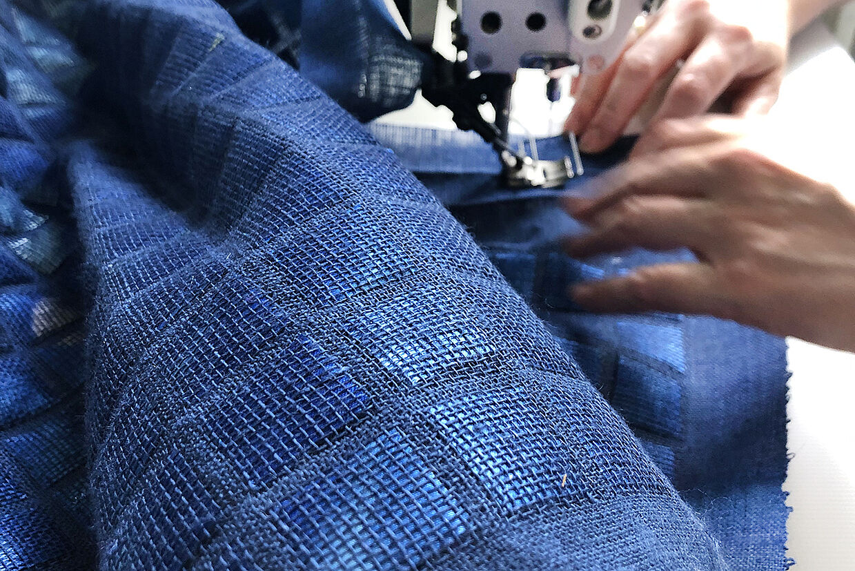 letzte Handgriffe an der Nähmaschine