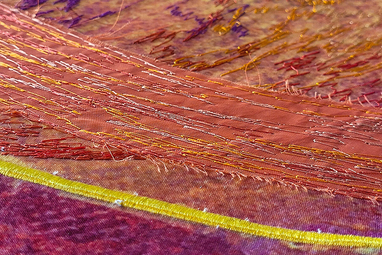 Detail vom orangenen Band aus Stoff